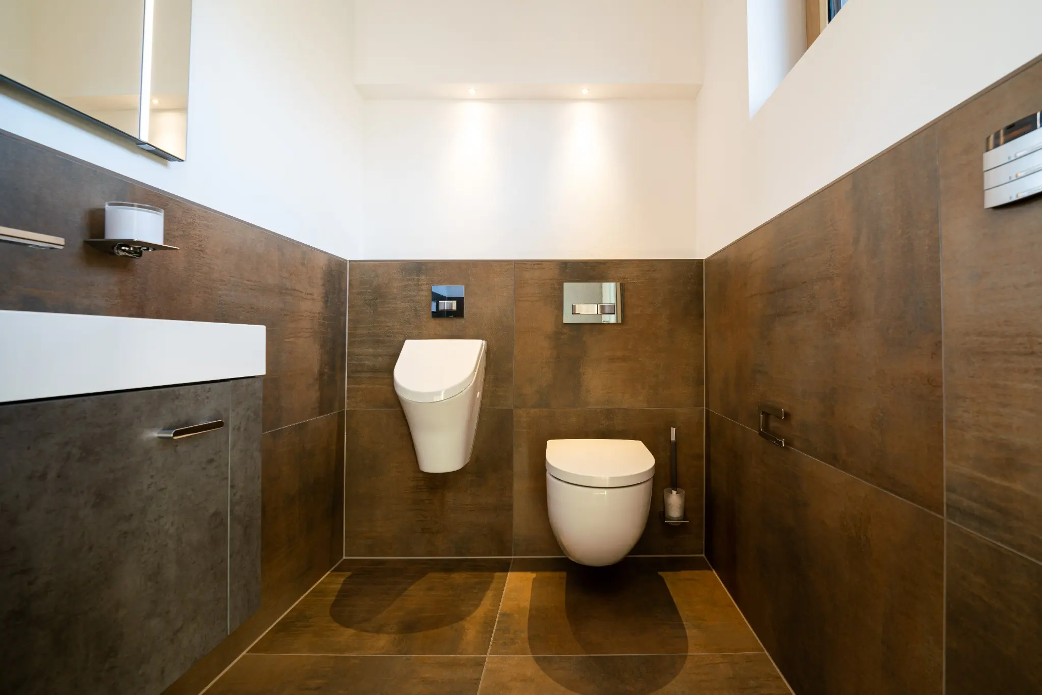 Gäste-WC mit großformatigen Fliesen in warmer Rostoptik