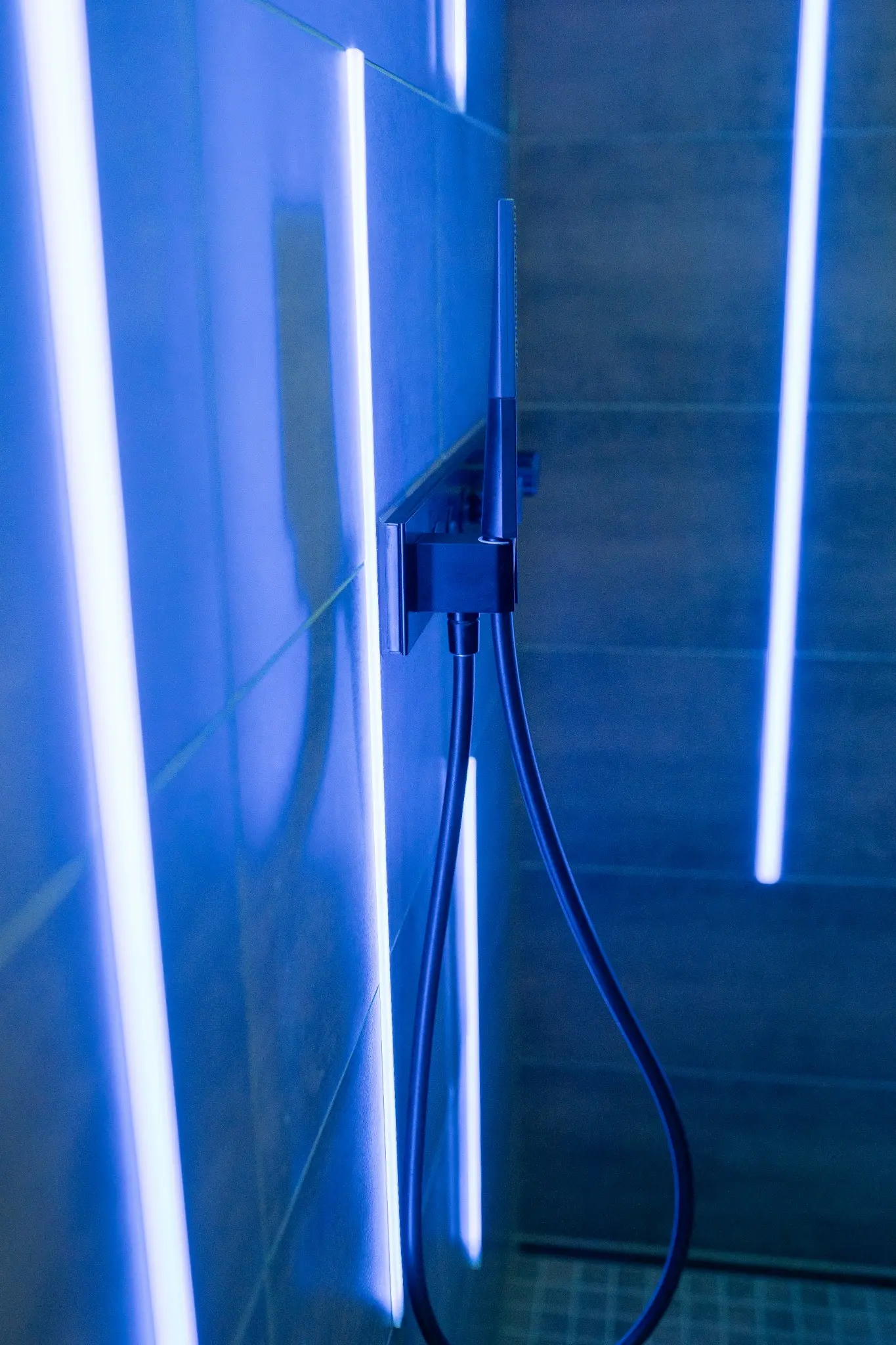 Unterputzarmatur zwischen exakt angeordneten Lichtprofilen