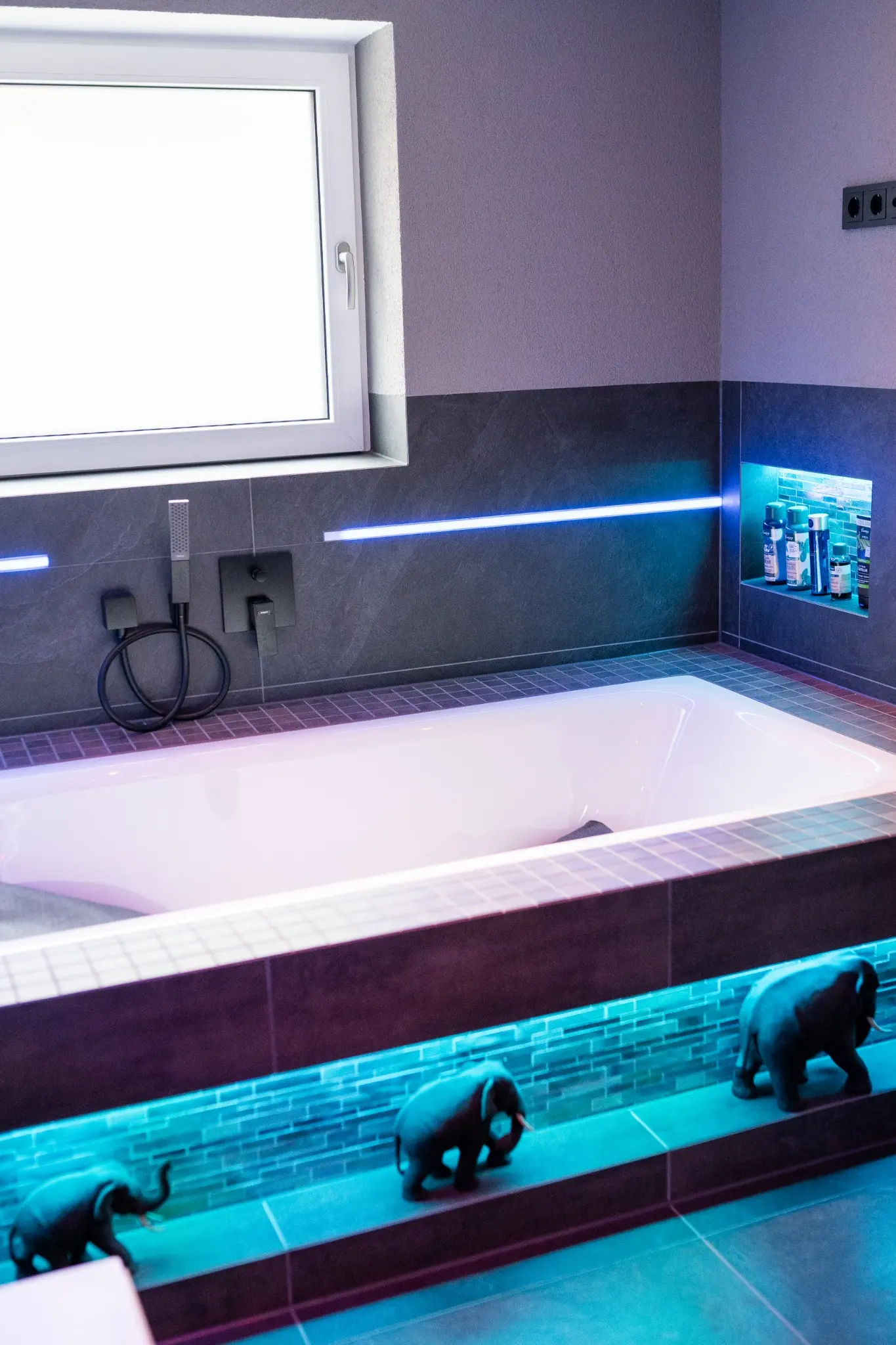 Private-Spa-Bad mit beheiztem Wannenrand, Lichtprofilen und beleuchteten Mosaiknischen