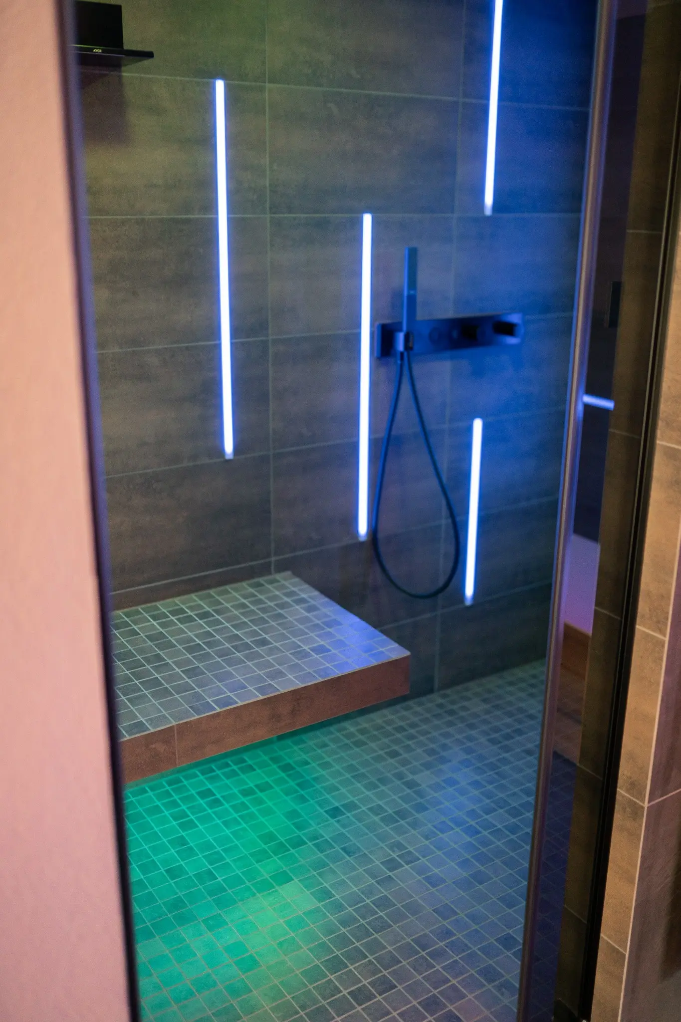 Dusche mit elektrisch beheizter schwebender Sitzbank