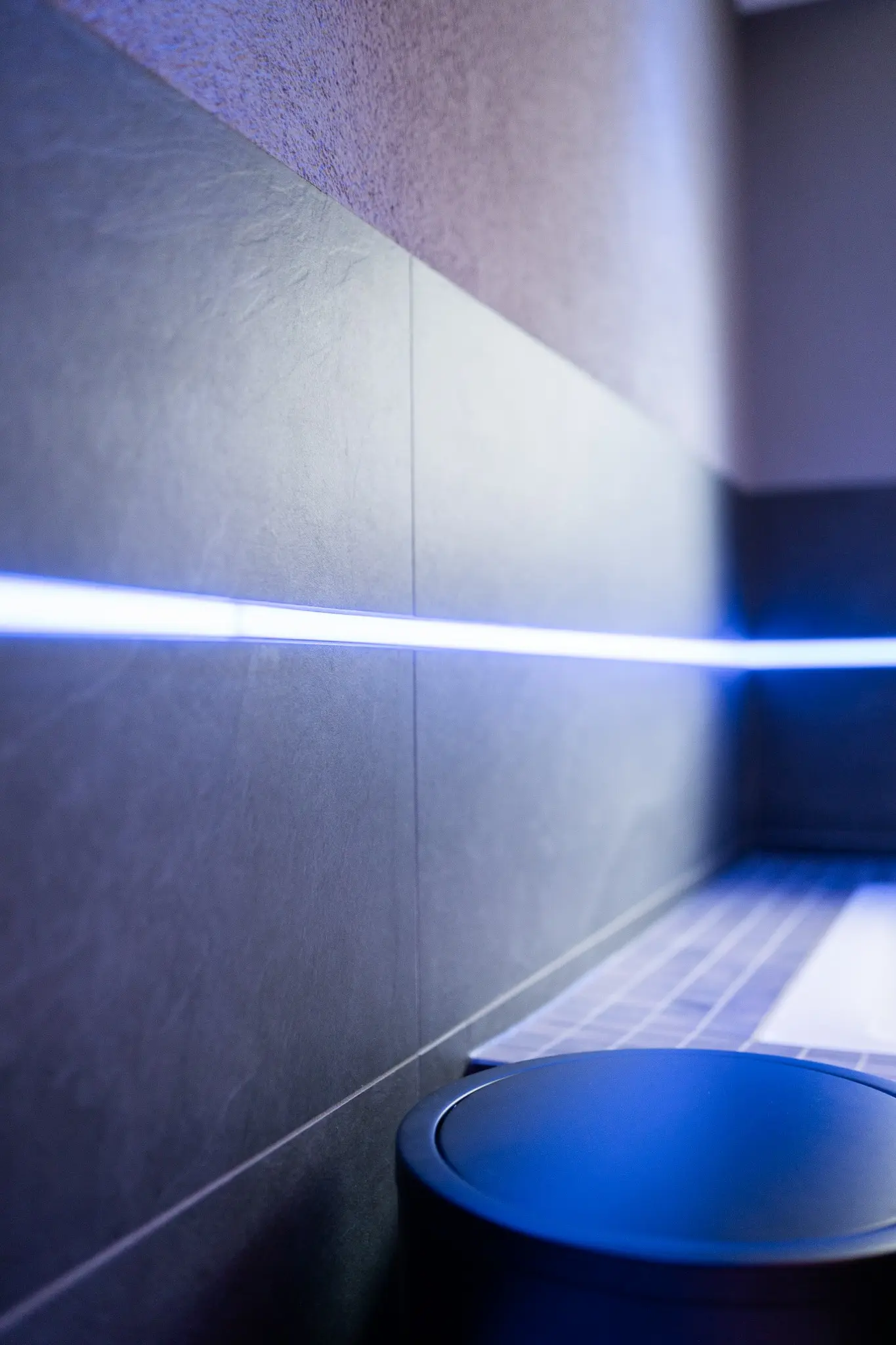 Lichtprofil als exakte Fortsetzung einer horizontalen Fuge