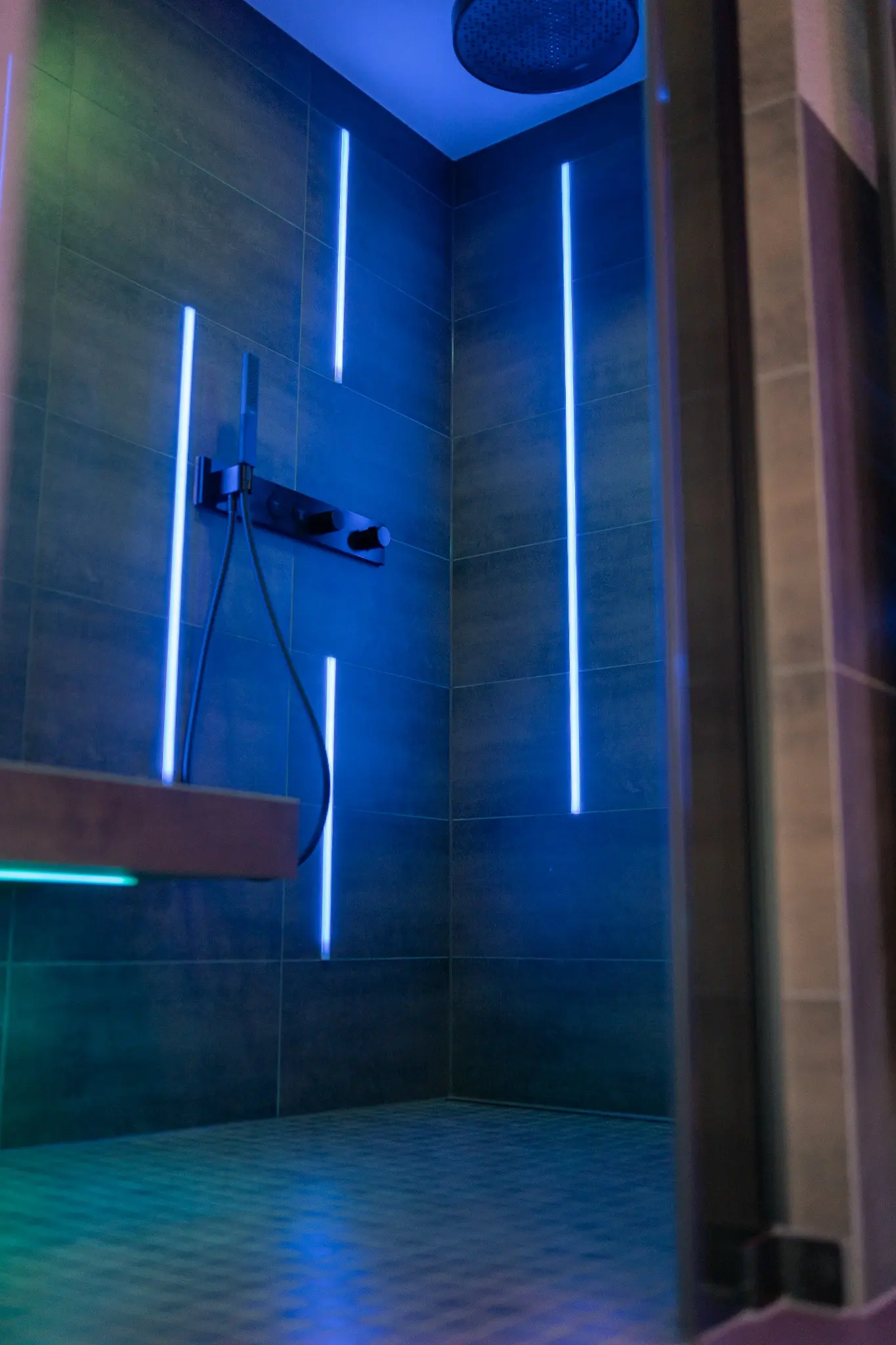 Vertikale Lichtprofile präzise im Fugenraster der Dusche